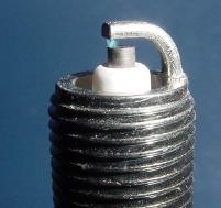 spark plug firing with spark jumping between electrodes